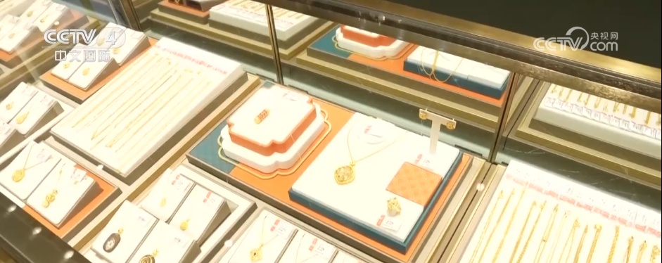 马元素年货走俏、年夜饭预定火爆……“年经济”势头强劲 释放蓬勃消费活力 马元素年货走俏、年夜饭预定火爆……“年经济”势头强劲 释放蓬勃消费活力