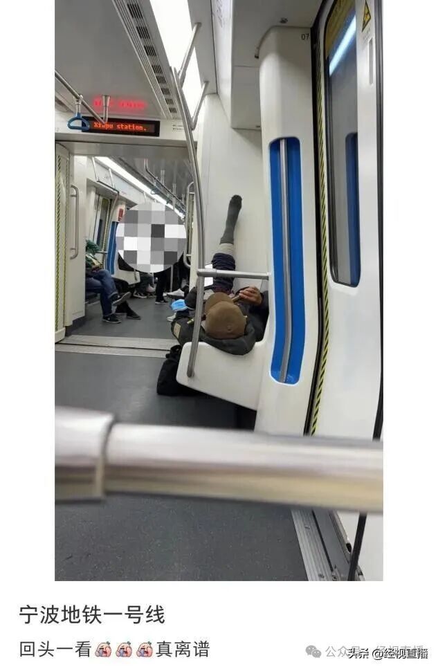 地铁“爱心专座”被当床睡,乘客:我天天“贴脸杀”! 地铁“爱心专座”被当床睡,乘客:我天天“贴脸杀”!