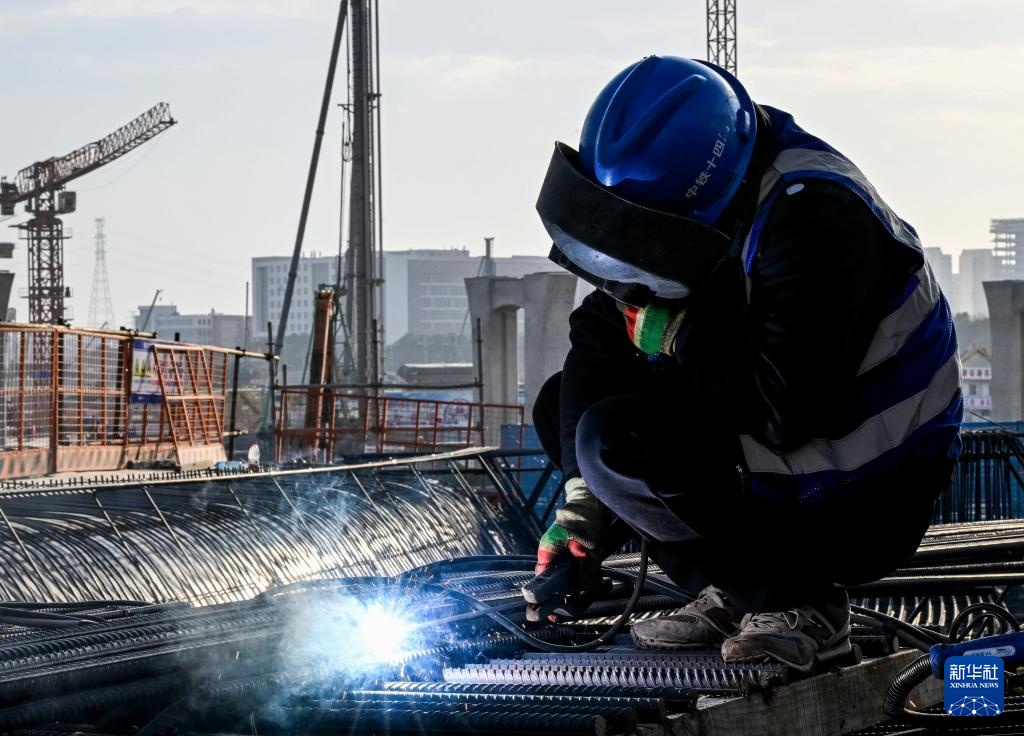 苏州东站集疏运系统及连接线工程现浇梁施工忙