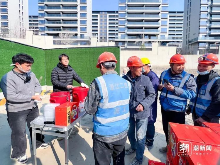 “你搞的那个菜，为什么搞得那么好吃啊……”一碗10元的卤肉饭，火了