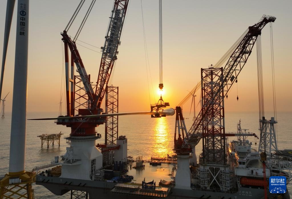 20兆瓦海上风电机组在闽南海域完成吊装