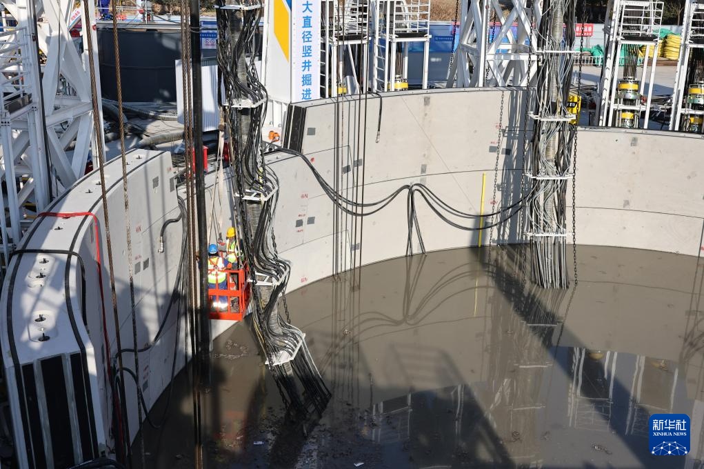 崇太长江隧道2号竖井掘进机“启明号”顺利始发