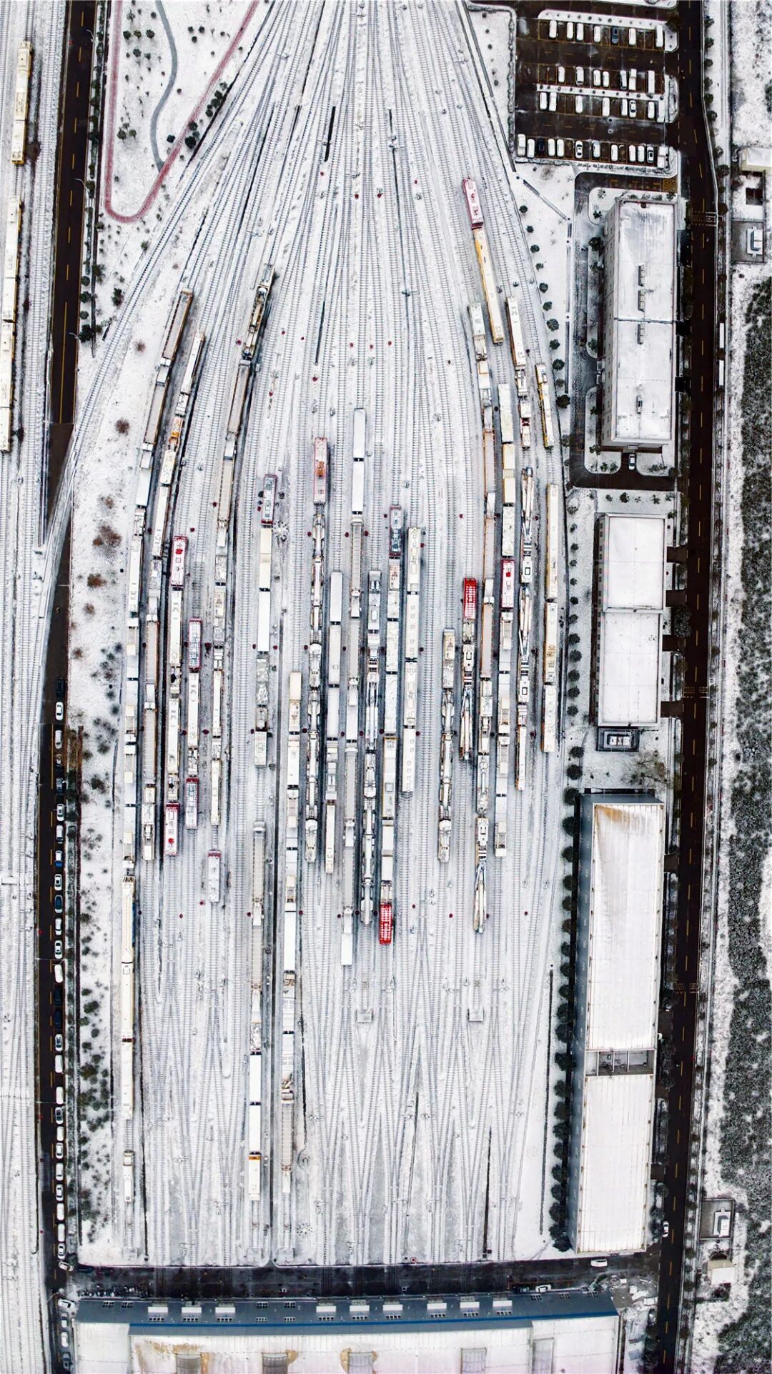 雪后航拍!网友惊呼:都是我没坐过的“豪车” 雪后航拍!网友惊呼:都是我没坐过的“豪车”