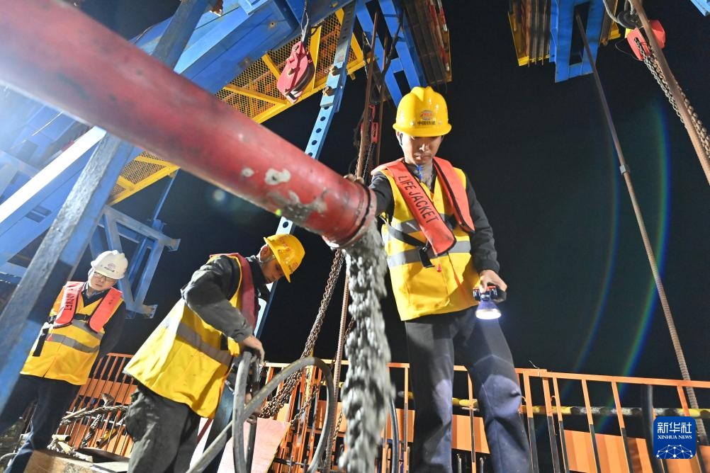 南防铁路茅岭江特大桥连续梁主跨合龙