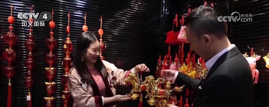 马元素年货走俏、年夜饭预定火爆……“年经济”势头强劲 释放蓬勃消费活力 马元素年货走俏、年夜饭预定火爆……“年经济”势头强劲 释放蓬勃消费活力