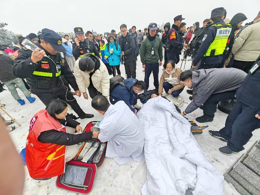女护士黄山之巅跪地急救, 和众人一起救回心跳骤停青年! 女护士黄山之巅跪地急救, 和众人一起救回心跳骤停青年!