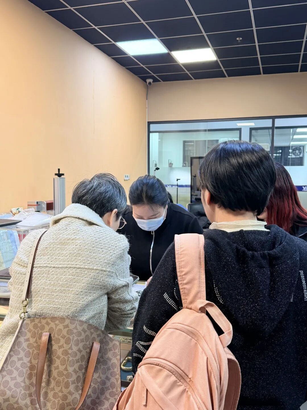 女子欲将金手镯变现，店主“神秘操作”火烧纯金变黑，回收价立刻打八折！专业人士揭秘