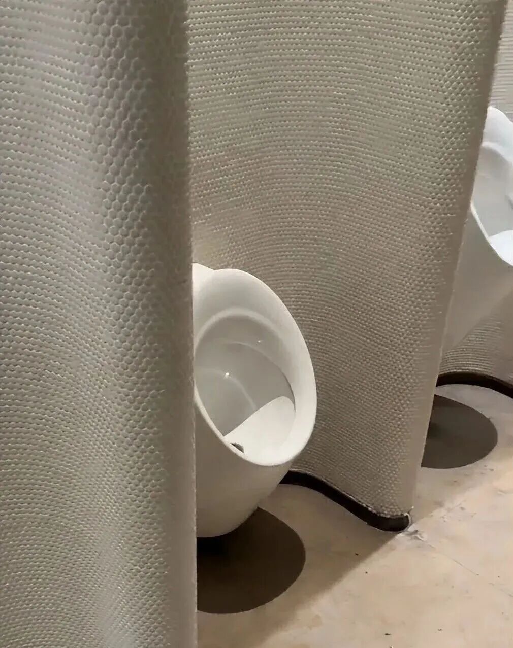 网友吐槽商场男厕洗手台太像小便池：“差点就用错了！”商场客服回应→