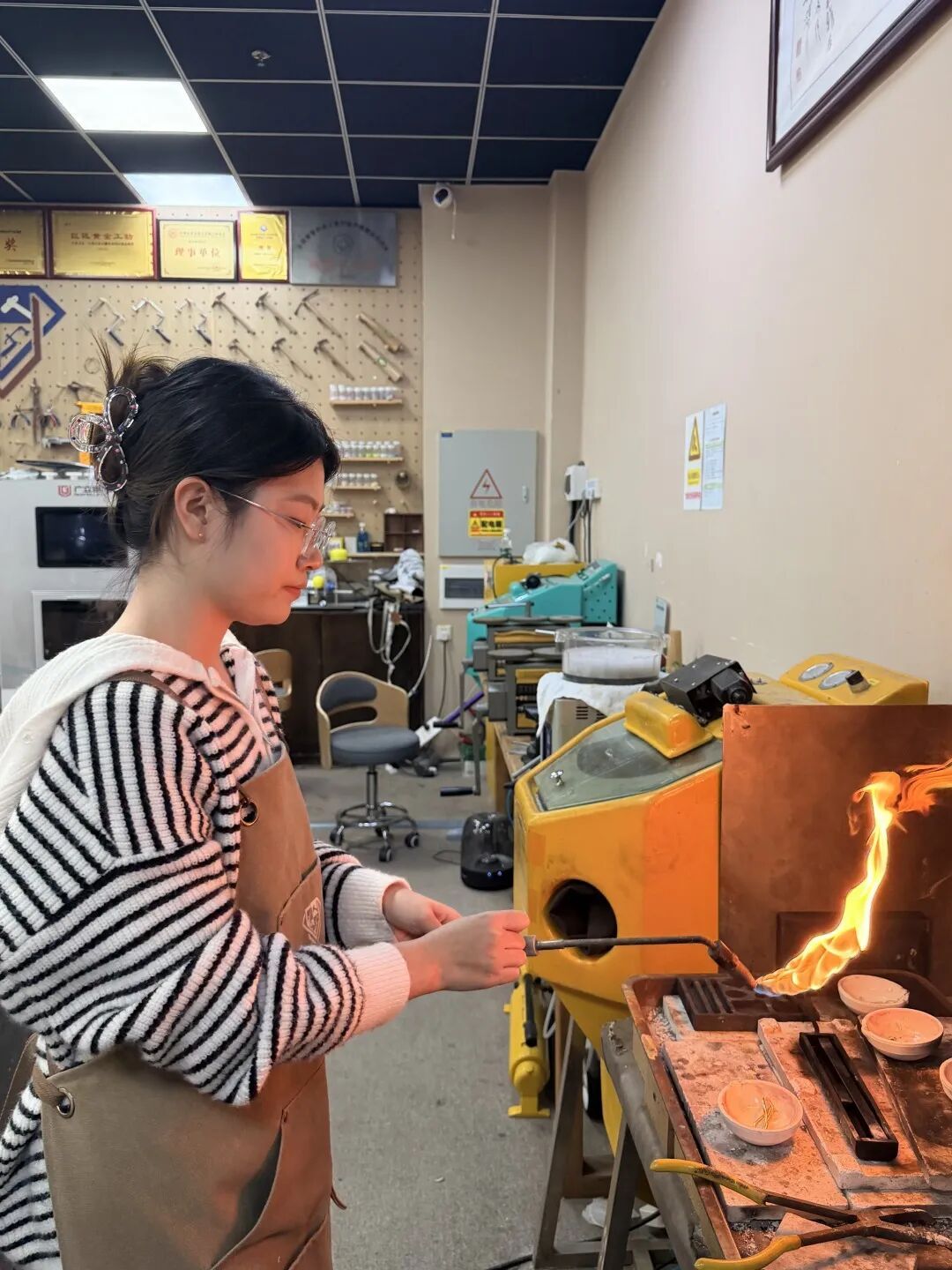 女子欲将金手镯变现，店主“神秘操作”火烧纯金变黑，回收价立刻打八折！专业人士揭秘