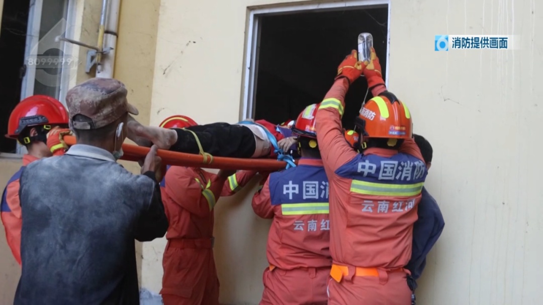 低头装修的功夫,9岁女童从楼顶缝隙坠落!这场救援看得人手心冒汗 低头装修的功夫,9岁女童从楼顶缝隙坠落!这场救援看得人手心冒汗