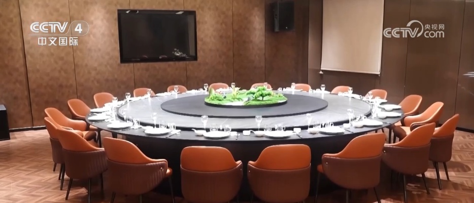 马元素年货走俏、年夜饭预定火爆……“年经济”势头强劲 释放蓬勃消费活力 马元素年货走俏、年夜饭预定火爆……“年经济”势头强劲 释放蓬勃消费活力