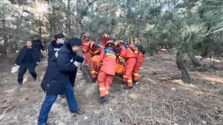 天寒地冻!青岛一女子登山摔伤无法行动,被困于山腰陡坡处!紧急救援! 天寒地冻!青岛一女子登山摔伤无法行动,被困于山腰陡坡处!紧急救援!