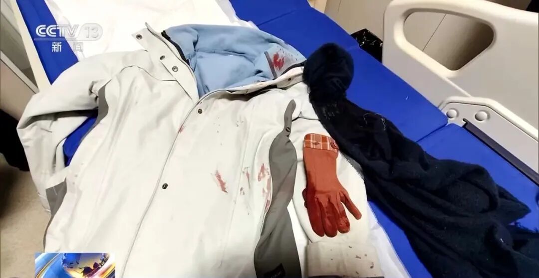 女警徒手夺刀,脸上缝30多针:“后怕但不后悔!” 女警徒手夺刀,脸上缝30多针:“后怕但不后悔!”