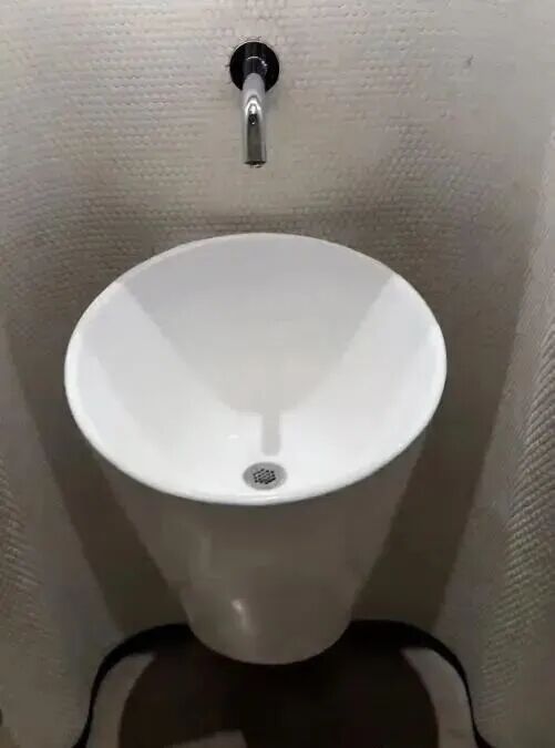 网友吐槽商场男厕洗手台太像小便池：“差点就用错了！”商场客服回应→