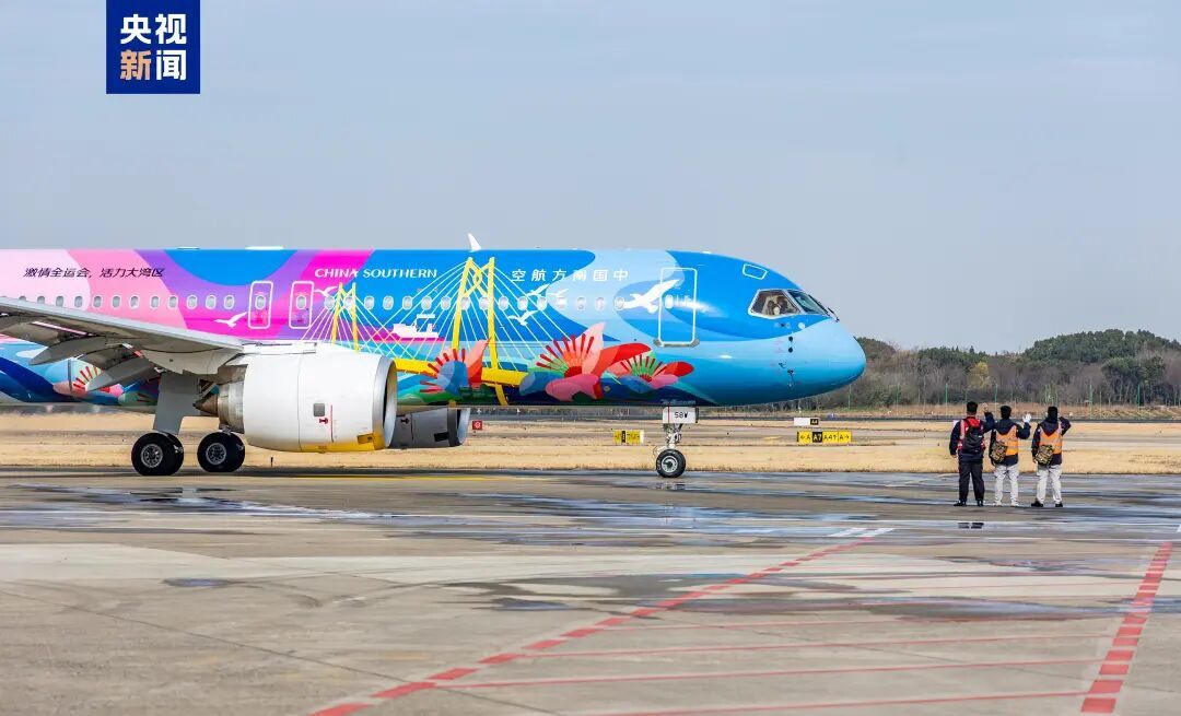 彩绘机亮相!C919再添新航线 彩绘机亮相!C919再添新航线