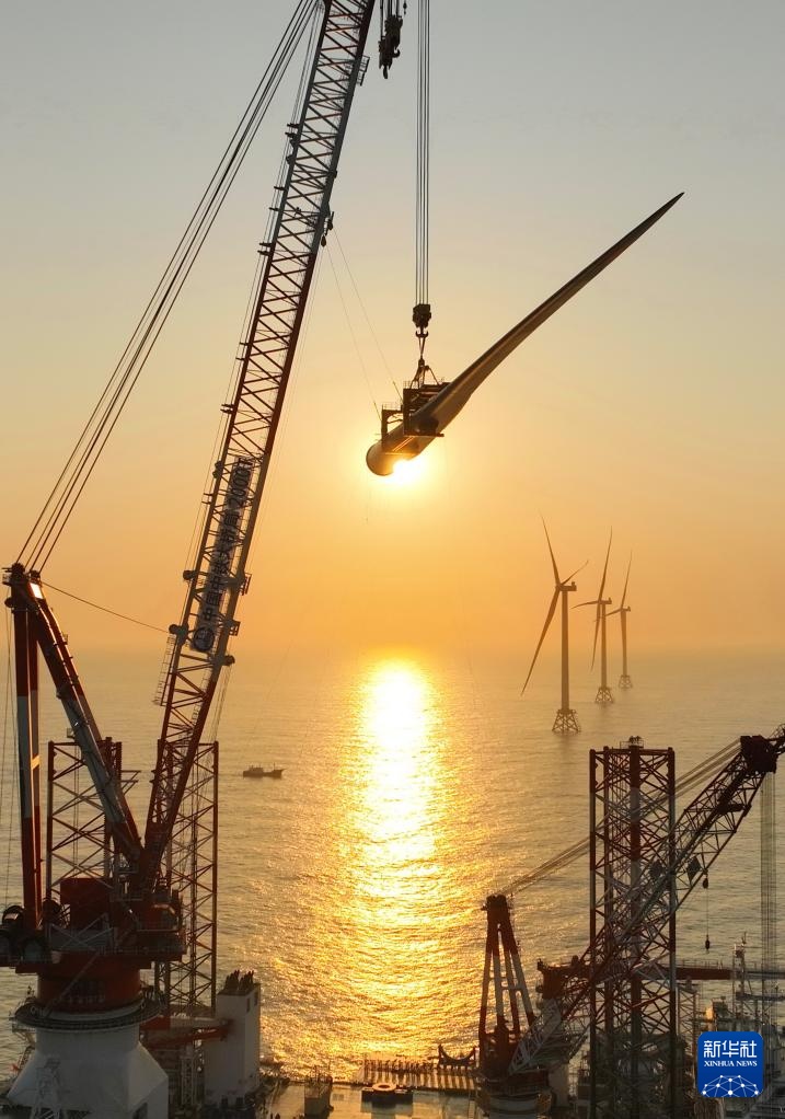 20兆瓦海上风电机组在闽南海域完成吊装