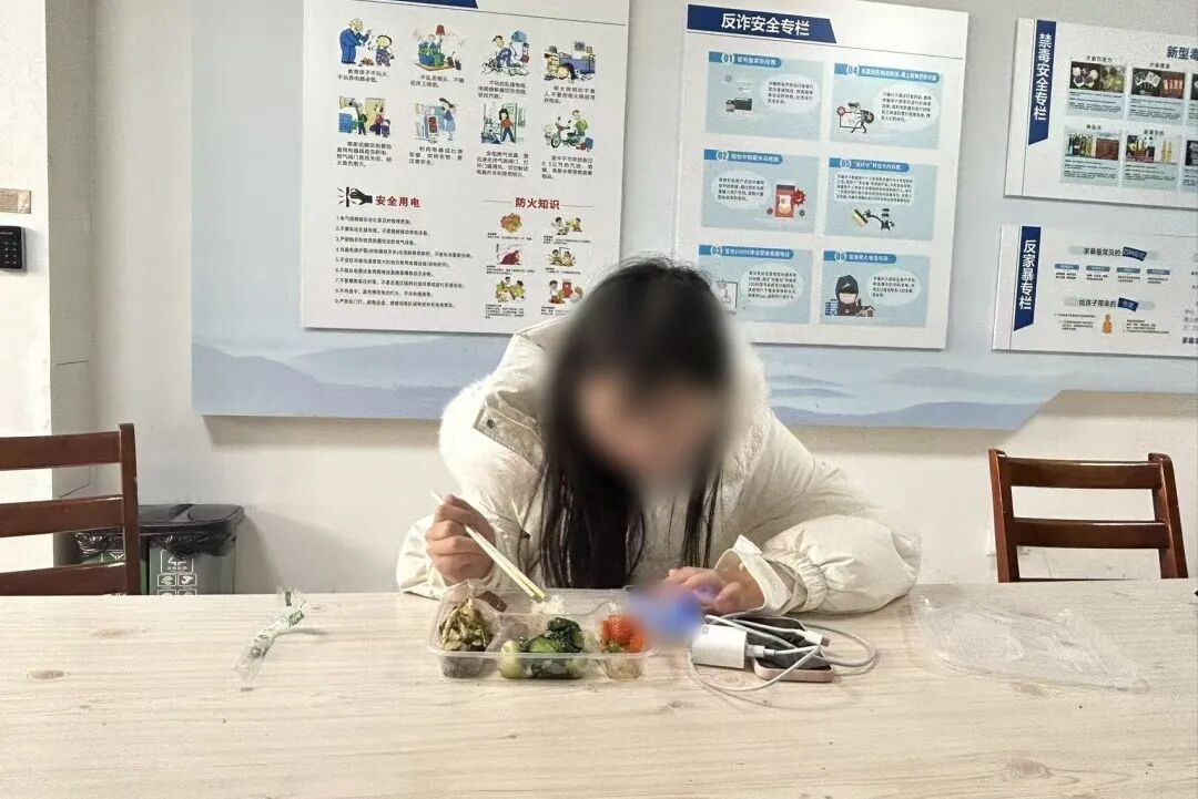 少女赌气离家流浪千里 暖心民警搭桥团圆