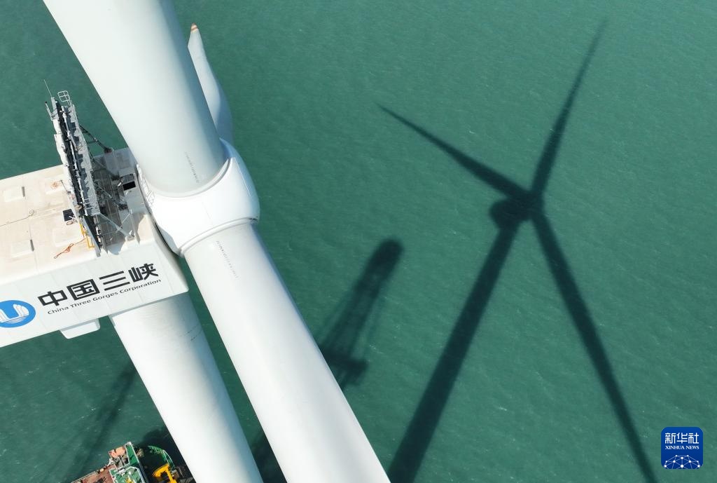 20兆瓦海上风电机组在闽南海域完成吊装