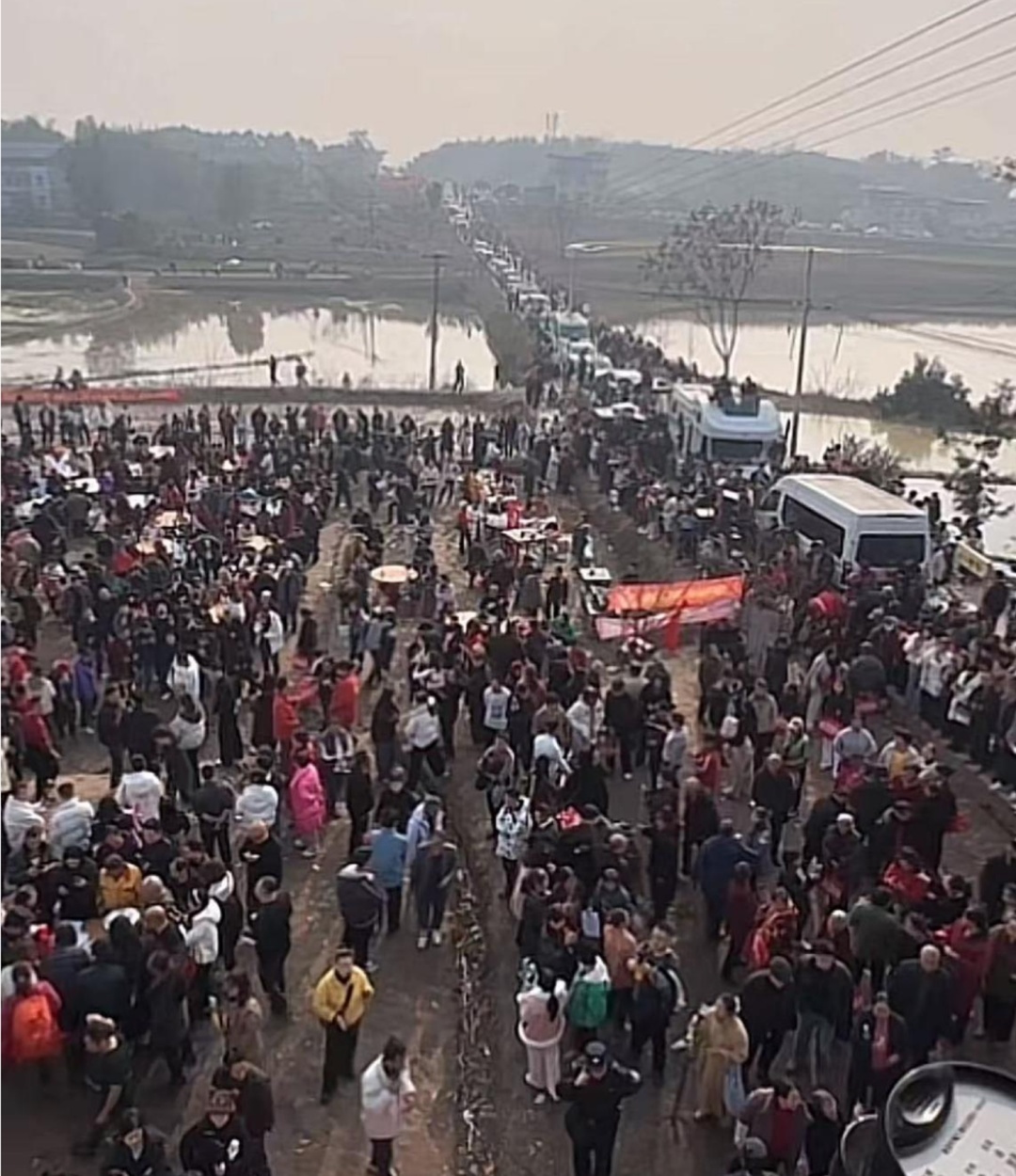 烟火气里的经济账：千人刨猪汤宴背后，是重庆乡村文旅的新商机