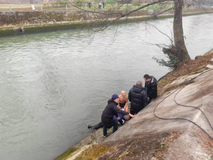 冰河勇者！71岁大爷纵身一跃，寒冬救下落水男子