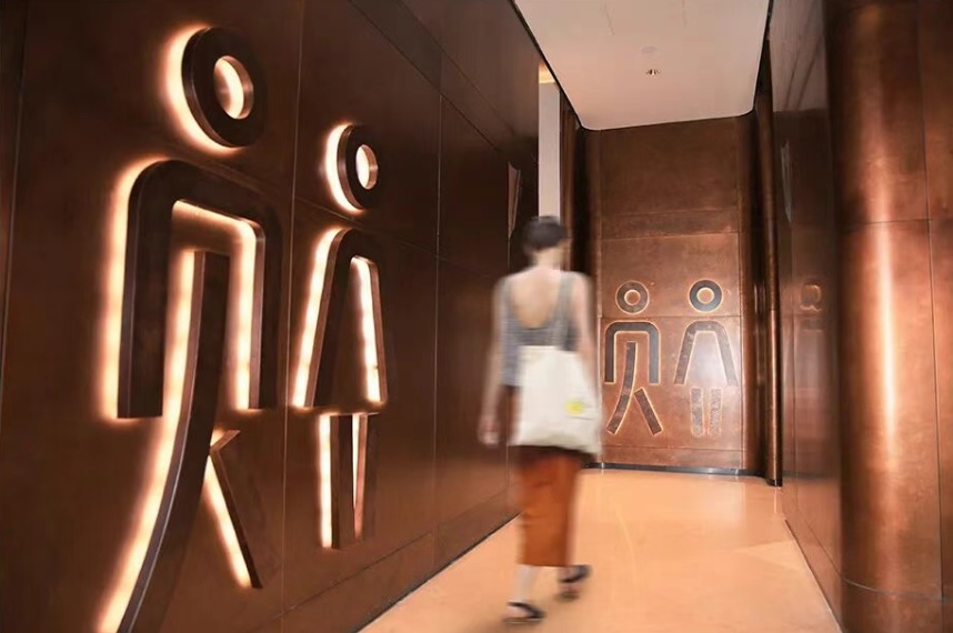 网友吐槽商场男厕洗手台太像小便池：“差点就用错了！”商场客服回应→