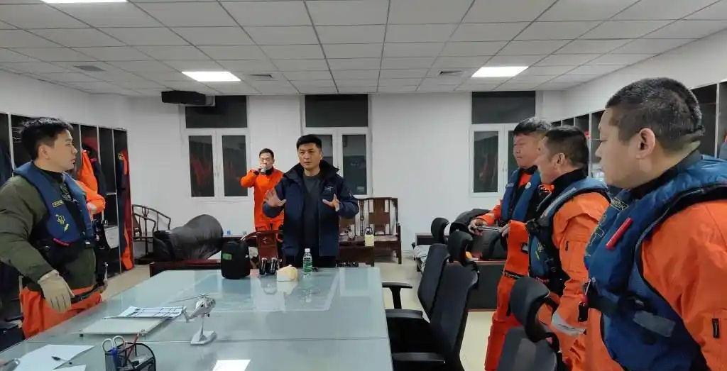 深夜驰援黄海!两架直升机救出9名遇险船员 深夜驰援黄海!两架直升机救出9名遇险船员