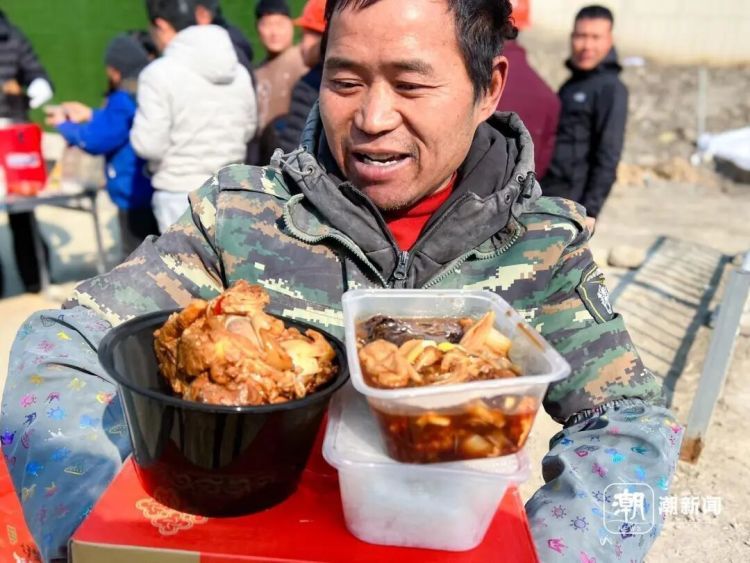 “你搞的那个菜，为什么搞得那么好吃啊……”一碗10元的卤肉饭，火了