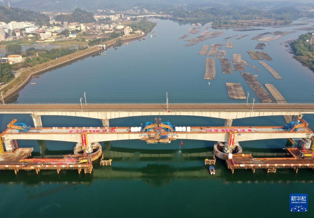 南防铁路茅岭江特大桥连续梁主跨合龙