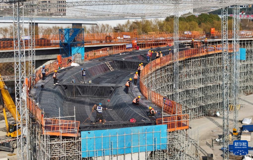 苏州东站集疏运系统及连接线工程现浇梁施工忙