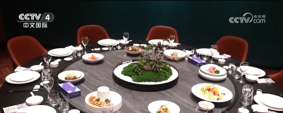 马元素年货走俏、年夜饭预定火爆……“年经济”势头强劲 释放蓬勃消费活力 马元素年货走俏、年夜饭预定火爆……“年经济”势头强劲 释放蓬勃消费活力