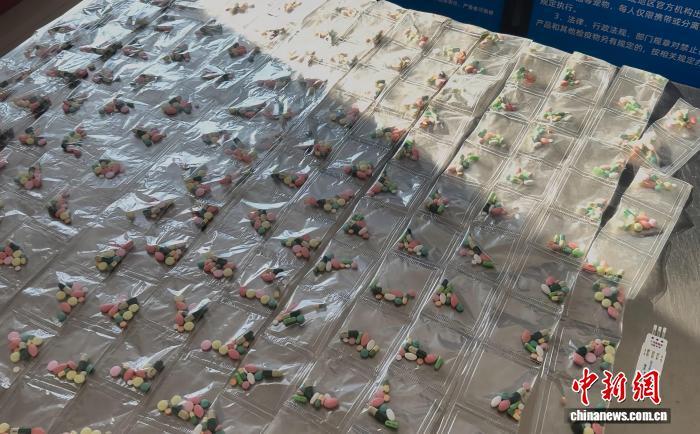 大连海关查获旅客违规携带含冰毒成分“三无”减肥药2400粒 大连海关查获旅客违规携带含冰毒成分“三无”减肥药2400粒