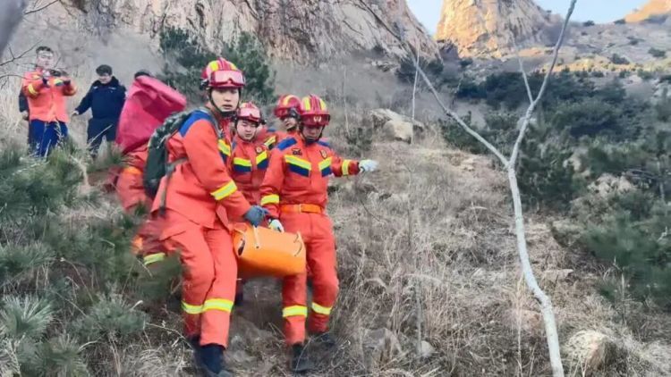 天寒地冻!青岛一女子登山摔伤无法行动,被困于山腰陡坡处!紧急救援! 天寒地冻!青岛一女子登山摔伤无法行动,被困于山腰陡坡处!紧急救援!