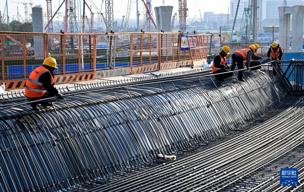 苏州东站集疏运系统及连接线工程现浇梁施工忙