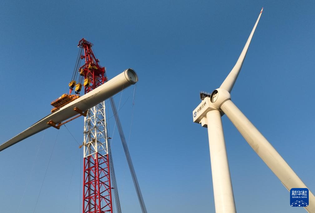 20兆瓦海上风电机组在闽南海域完成吊装