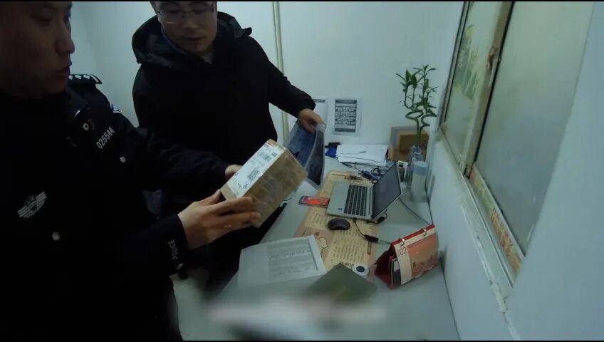 上海阿婆网上结识“财政部长”，为领“国家补偿款”，险将51克黄金藏在茶叶盒中寄走