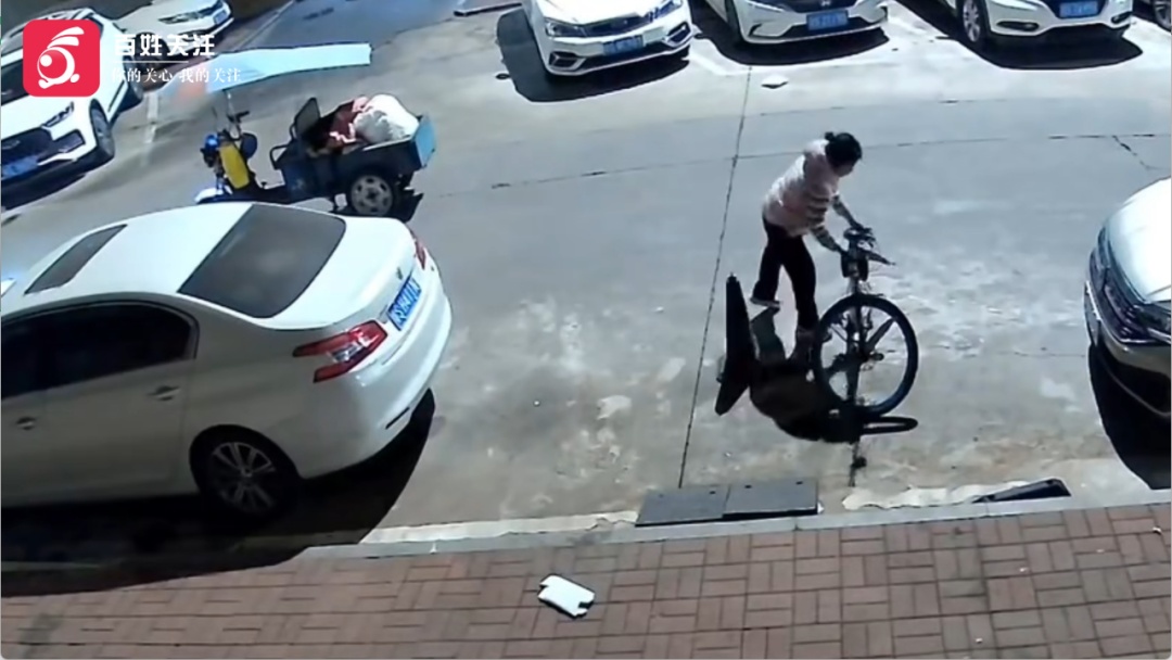 700元自行车放路边,被人误当废品拉走…车主:孩子辛苦劳动换的,只剩轮子了 700元自行车放路边,被人误当废品拉走…车主:孩子辛苦劳动换的,只剩轮子了