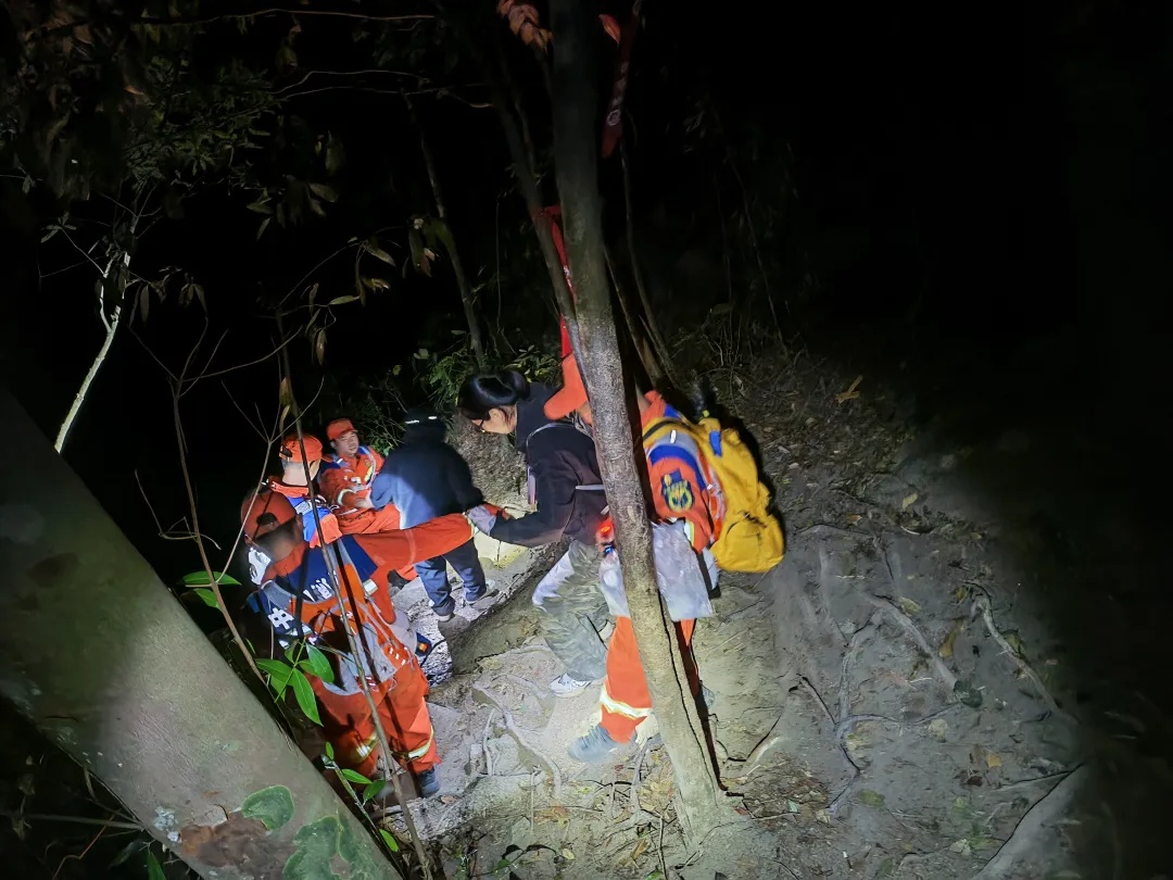 广东两名女子跟随驴友群8人徒步,因体力不支被弃荒野 广东两名女子跟随驴友群8人徒步,因体力不支被弃荒野