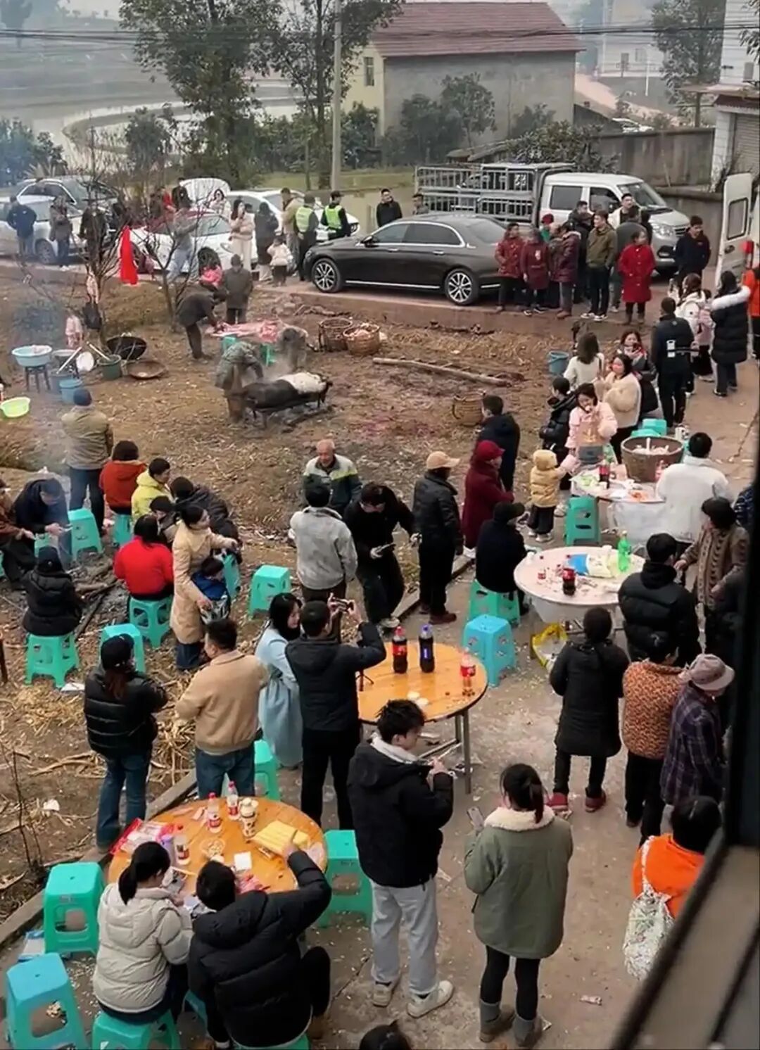 烟火气里的经济账：千人刨猪汤宴背后，是重庆乡村文旅的新商机