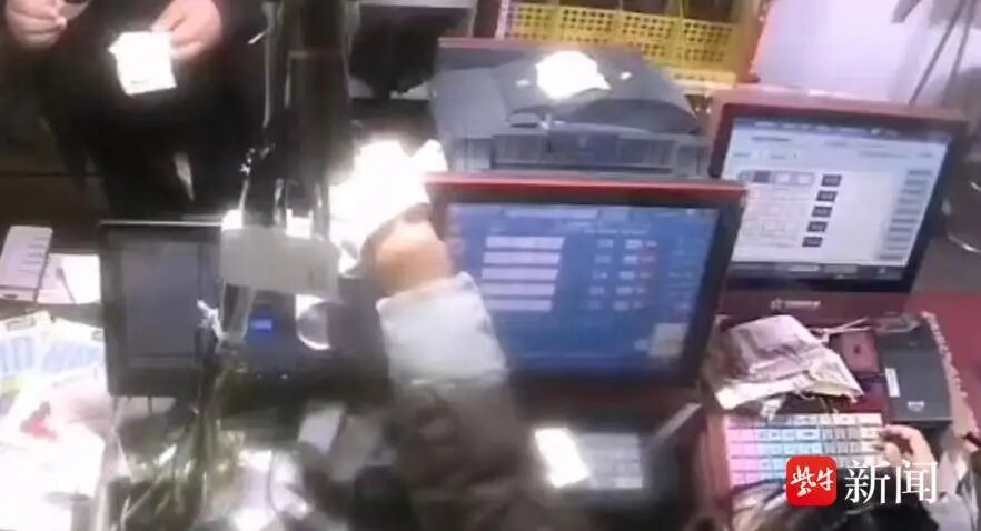 店主将10万元中奖彩票给错人!先行垫付后报警,律师:拒不归涉嫌侵占罪 店主将10万元中奖彩票给错人!先行垫付后报警,律师:拒不归涉嫌侵占罪