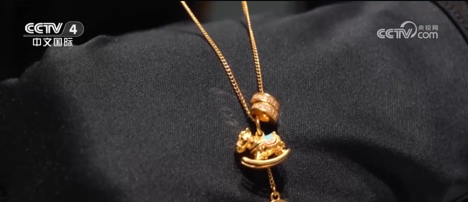 马元素年货走俏、年夜饭预定火爆……“年经济”势头强劲 释放蓬勃消费活力 马元素年货走俏、年夜饭预定火爆……“年经济”势头强劲 释放蓬勃消费活力