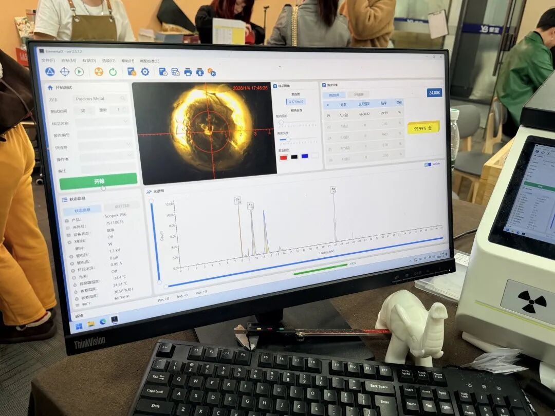 女子欲将金手镯变现，店主“神秘操作”火烧纯金变黑，回收价立刻打八折！专业人士揭秘