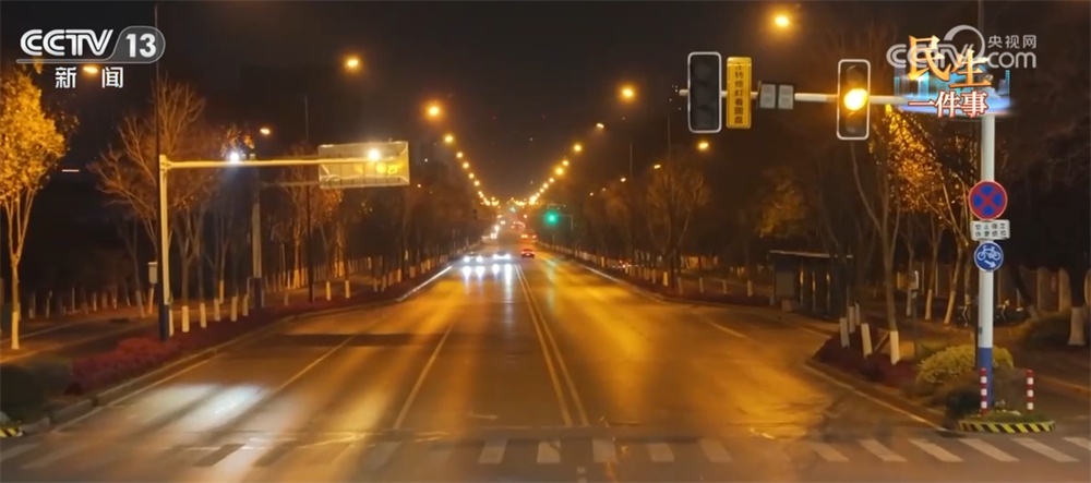 路口交通信号灯夜间开启“冬季模式” 让群众出行更顺畅 路口交通信号灯夜间开启“冬季模式” 让群众出行更顺畅