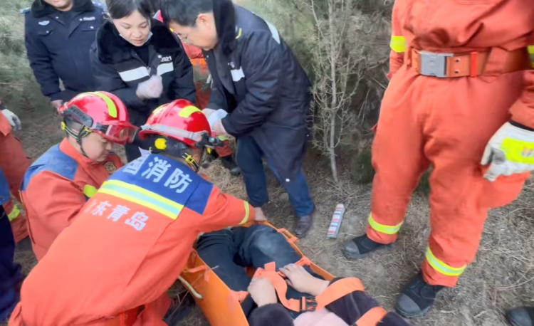 天寒地冻!青岛一女子登山摔伤无法行动,被困于山腰陡坡处!紧急救援! 天寒地冻!青岛一女子登山摔伤无法行动,被困于山腰陡坡处!紧急救援!