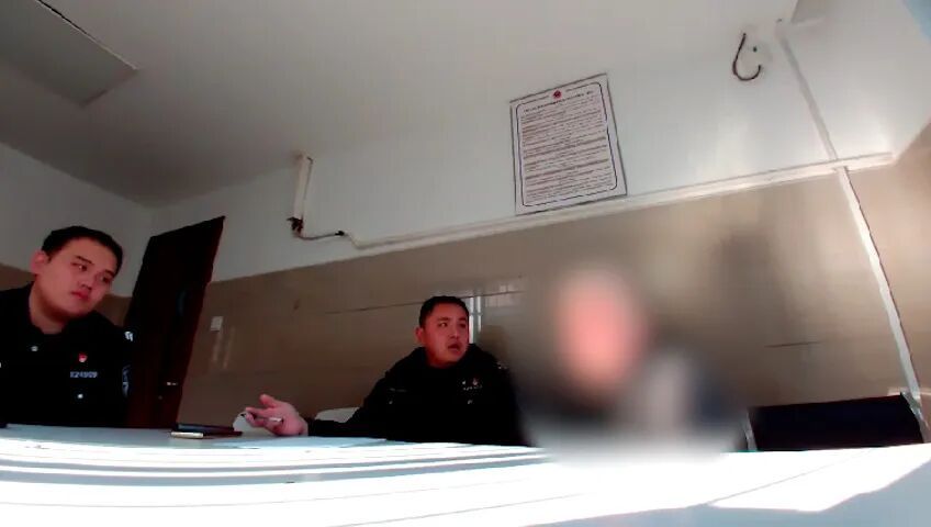 上海阿婆网上结识“财政部长”，为领“国家补偿款”，险将51克黄金藏在茶叶盒中寄走