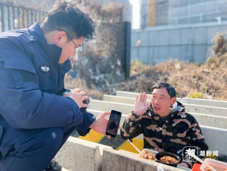 “你搞的那个菜，为什么搞得那么好吃啊……”一碗10元的卤肉饭，火了