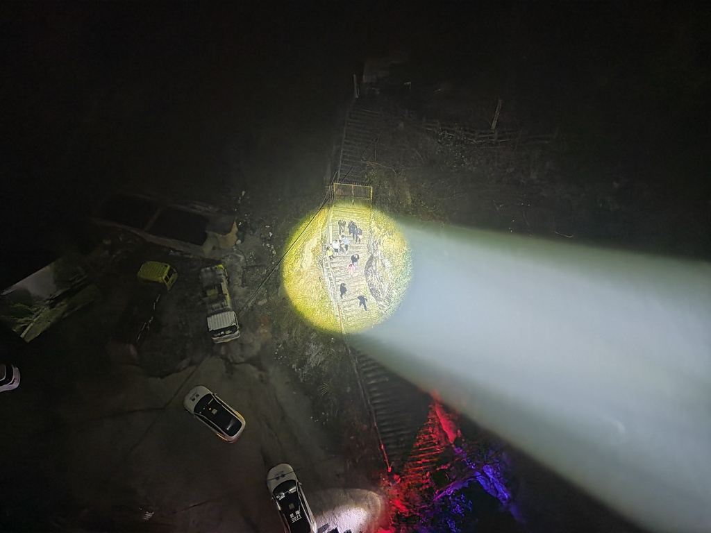 游客被困山中，重庆警方无人机“空中带路”成功救援