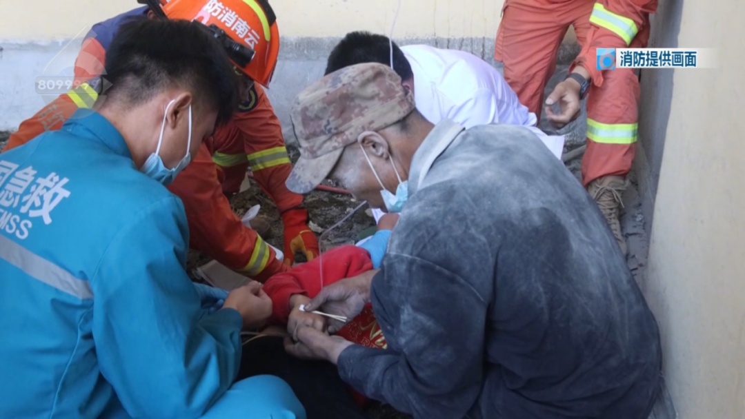 低头装修的功夫,9岁女童从楼顶缝隙坠落!这场救援看得人手心冒汗 低头装修的功夫,9岁女童从楼顶缝隙坠落!这场救援看得人手心冒汗