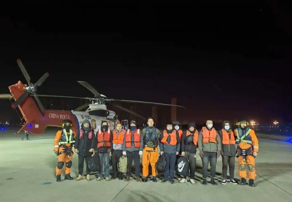 深夜驰援黄海!两架直升机救出9名遇险船员 深夜驰援黄海!两架直升机救出9名遇险船员