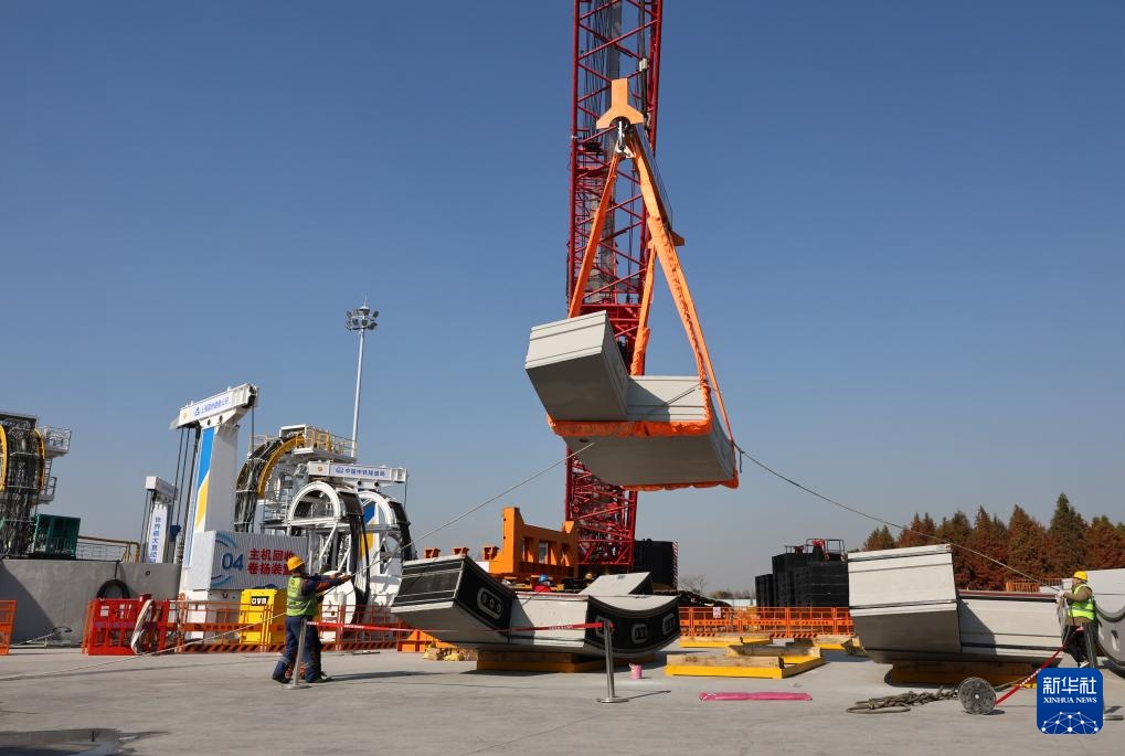 崇太长江隧道2号竖井掘进机“启明号”顺利始发