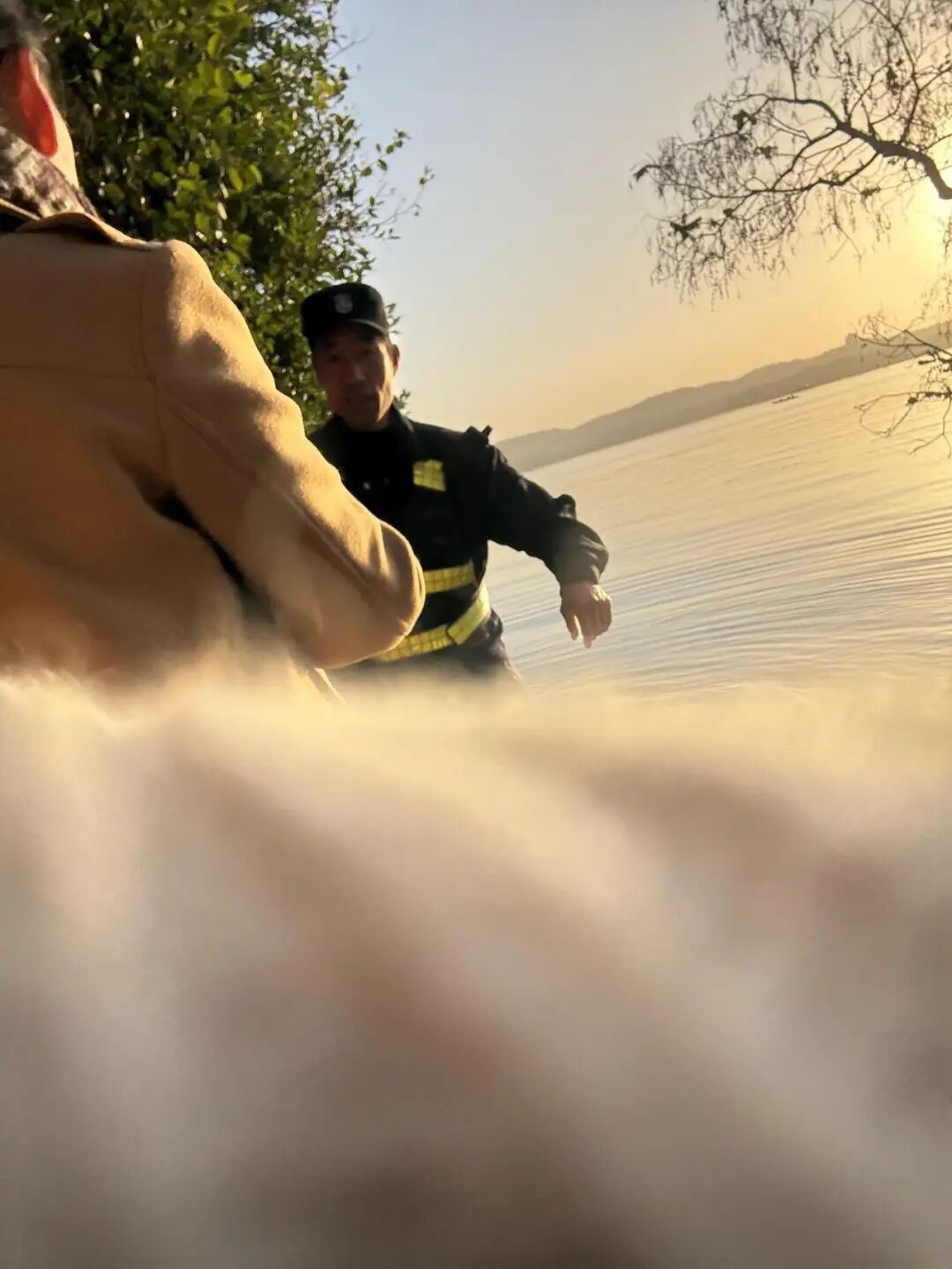 “掉西湖了,怎么把衣服变干” “掉西湖了,怎么把衣服变干”